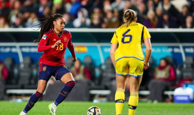 La jugadora española Salma Paralluelo, que será titular en la final ante Inglaterra, en acción ante Suecia. EFE/Aaron Gillions