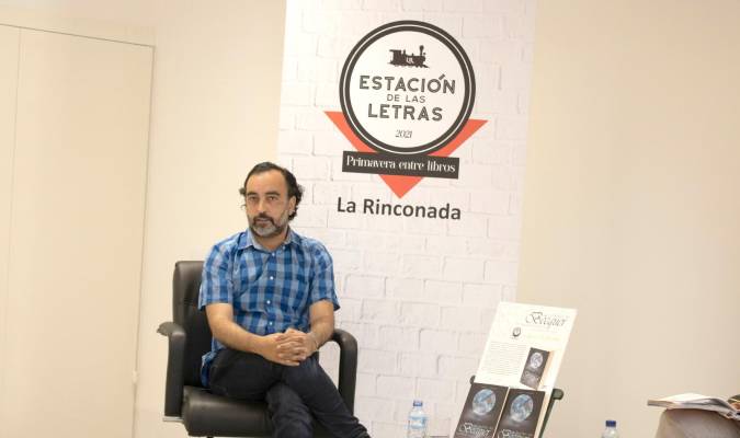 Juan Ramón Escobar, autor de ‘El sueño de Bécquer. Somnografía de Ricardo Martín’. / Francisco J. Domínguez
