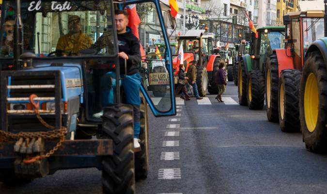 Varios tractores circulan por las calles de una ciudad en una imagen de archivo. EFE/Pedro Puente Hoyos