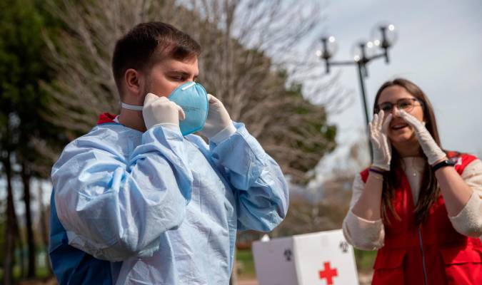 Miembros de Cruz Roja explican medidas contra el coronavirus. EFE/Rodrigo Jiménez.