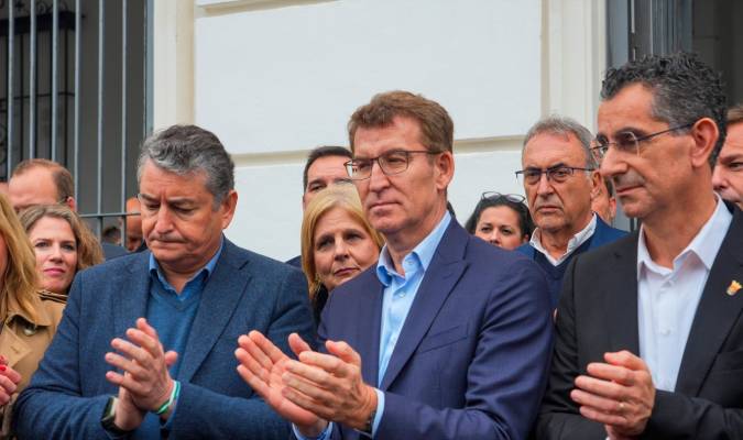El presidente del Partido Popular, Alberto Núñez Feijóo, asiste al minuto de silencio en el Ayuntamiento de Barbate. Francisco J. Olmo / Europa Press