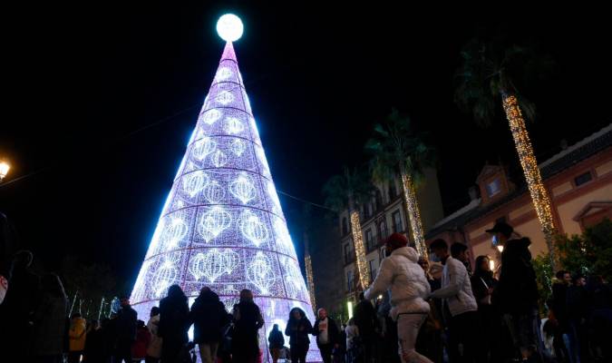 Iluminación navideña en la Puerta de Jerez. / Jesús Barrera