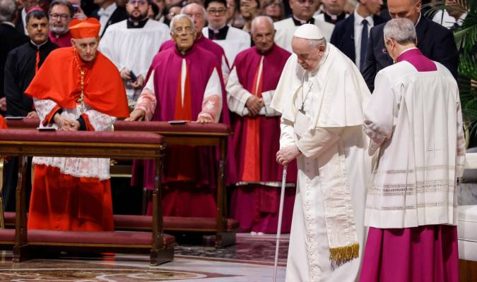 El papa pide a los cardenales huir de la tentación de sentirse «a la altura»