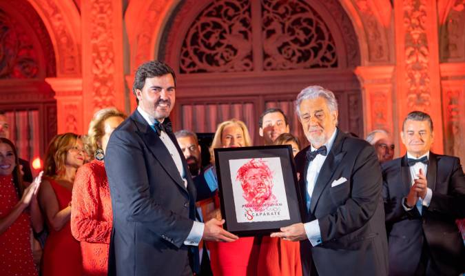 Ilmo. Sr D Mario Niebla del Toro Director de La Revista Escaparate entrega el premio a D. Plácido Domingo
