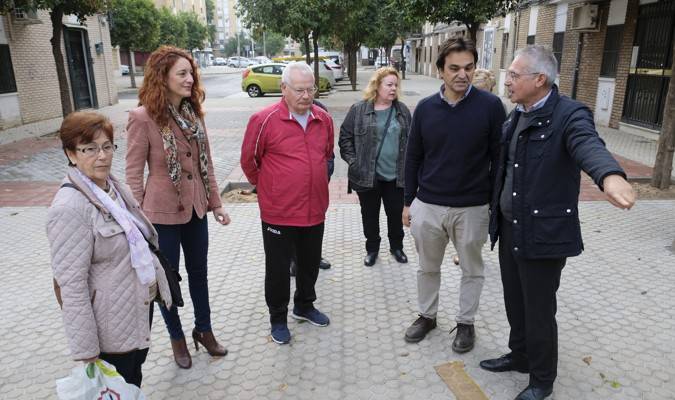 La delegada del Distrito Macarena, Clara Macías, junto a vecinos y vecinas de esta barriada. / Ayuntamiento de Sevilla