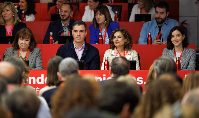 El presidente del Gobierno y secretario general del PSOE Pedro Sánchez asiste a la reunión del Comité Federal del PSOE en la calle Ferraz en Madrid, este sábado. EFE/ Sergio Pérez