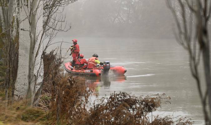 Los GEO rescatan el cadáver del conductor que cayó con su vehículo al río Carrión