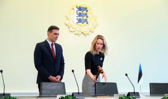 El presidente del Gobierno español, Pedro Sánchez (i), junto a la primera ministra de Estonia, Kaja Kallas (d). EFE/ Fernando Calvo