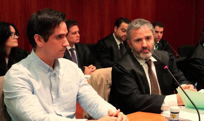 Rodrigo Lanza, durante la primera sesión del juicio por el asesinato de Víctor Laínez. / EFE