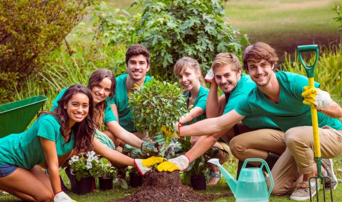 Las convocatorias para hacer voluntariado en el Cuerpo Europeo de Solidaridad propician que muchos jóvenes colaboren en actividades sociales, medioambientales y educativas.