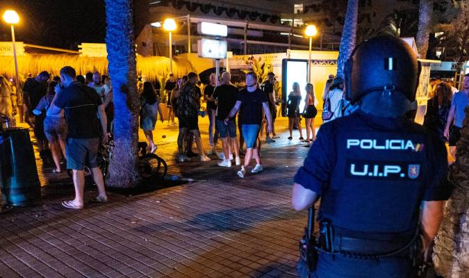Un control policial en Mallorca. / EFE - Cati Cladera