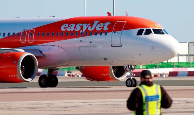 Un avión de EasyJet. / EFE - A.Carrasco Ragel.
