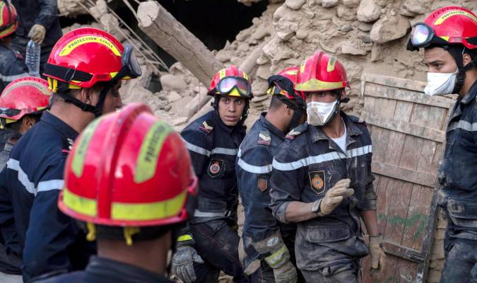 Un equipo de protección civil trabaja fue registrado este domingo, 10 de septiembre, al recuperar cuerpos de víctimas del terremoto en Amizmiz, al sur de Marrakech (Marruecos). EFE/Jalal Morchidi