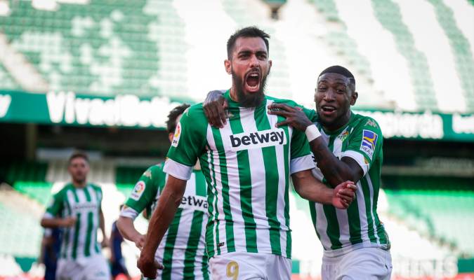 Borja Iglesias celebra con rabia su último gol frente al Huesca