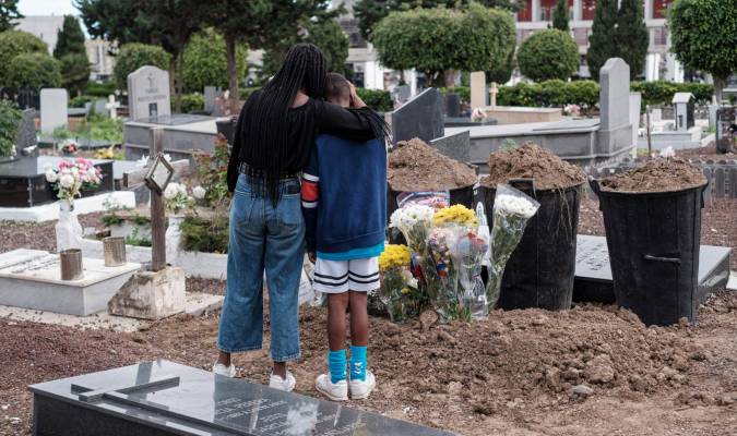 En la imagen, la hija de Hector Abioseh Ibowu consuela a su hermano pequeño durante el entierro del ciudadano de Sierra Leona. EFE/Ángel Medina G.