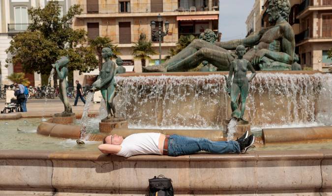 Un joven descansa al sol. EFE/Biel Aliño