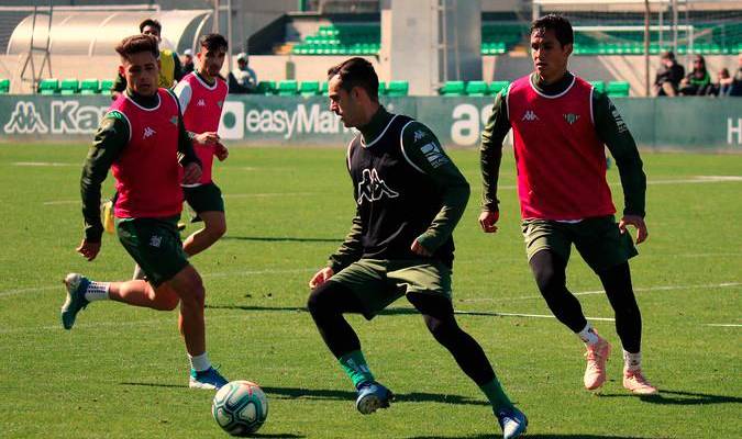 Juanmi se entrena con sus compañeros en la ciudad deportiva del Betis. / RBB