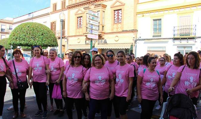 Las calles nazarenas se inundan de una marea rosa para luchar contra el cáncer de mama 