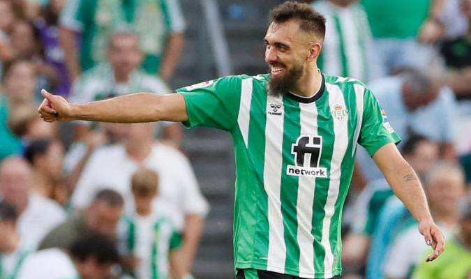 El delantero del Betis Borja Iglesias celebra el segundo gol ante el Girona. EFE / José Manuel Vidal