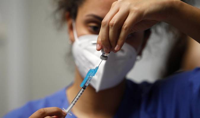 Una enfermera prepara la vacuna Pfizer-BioNtech. / E.P.