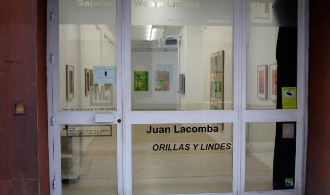 Entrada a la Galería Weber Lutgen, donde se ve parte de la Exposición de Juan Lacomba.