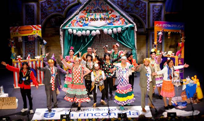 ‘La última y no nos vamos’, agrupación ganadora en la modalidad de chirigotas en el concurso celebrado el pasado mes de febrero (Foto: Ayuntamiento de La Rinconada)