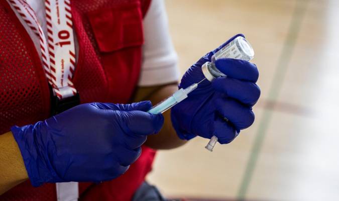Una voluntaria de Cruz Roja prepara una dosis de la vacuna de Moderna contra el Covid-19. / E.P.