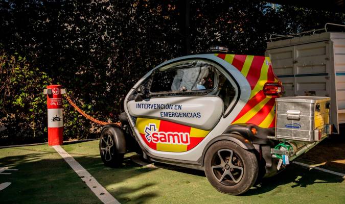 Triple Zero, coche eléctrico alimentado por placas solares, creado por la empresa sevillana SAMU a partir del modelo Renault Twizy 80 como vehículo de intervención rápida en emergencias que no contamina. SAMU tiene abiertas ofertas de empleo para potenciar su nueva división de servicios.