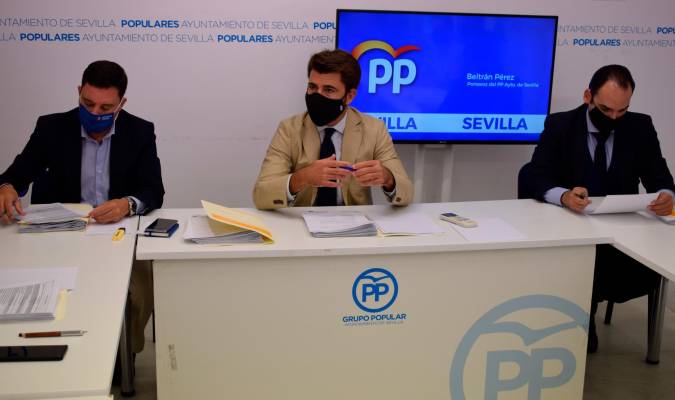 Beltrán Pérez encabeza la reunión del PP municipal / J.J.