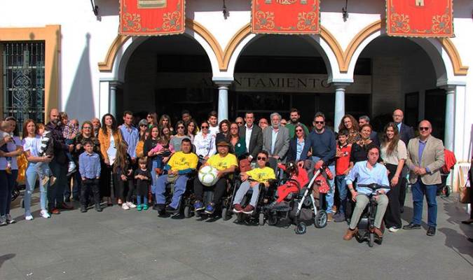 Las asociaciones se dieron cita en la plaza de la Constitución de Dos Hermanas para celebrar el Día Mundial de las Enfermedades Raras.