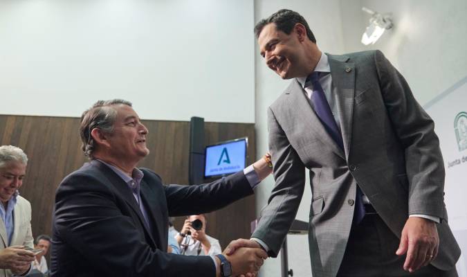 El presidente de la Junta de Andalucía, Juanma Moreno, (d) saluda al nuevo consejero de Presidencia, Antonio Sanz. / Joaquin Corchero / E.P.