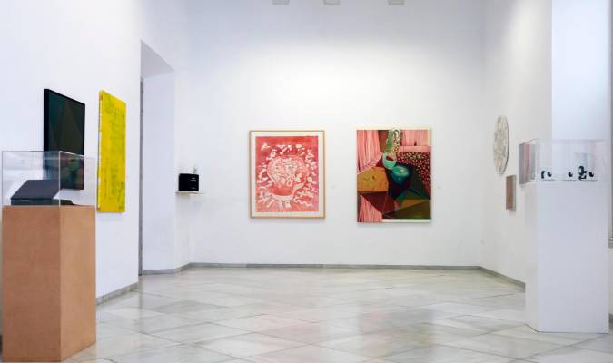 Vista de la Galería Rafael Ortiz con obras de izquierda a derecha, de José Mª Báez, M. A. Campano, José Mª Iglesias, Antonio Sosa, D. Verbis, Equipo 57 y M. Barbadillo.