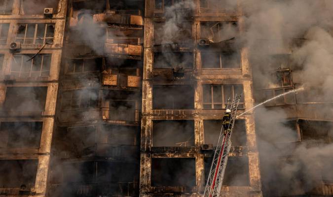 Vista de un edificio residencial incendiado en Ucrania por ataques rusos, el pasado 15 de marzo de 2022. EFE/Roman Pilipey