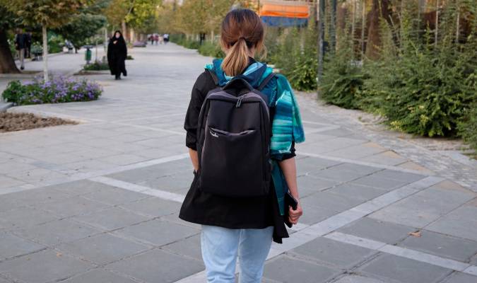 El revolucionario acto de caminar por la calle sin velo en Irán