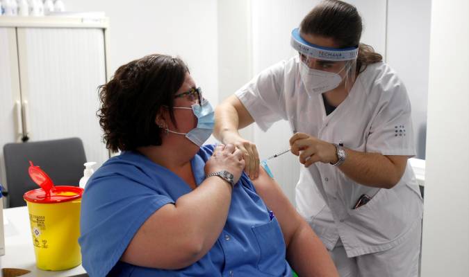  Una enfermera administra la vacuna Pfizer-BioNtech contra el COVID-19 a una profesional sanitaria. / E.P.