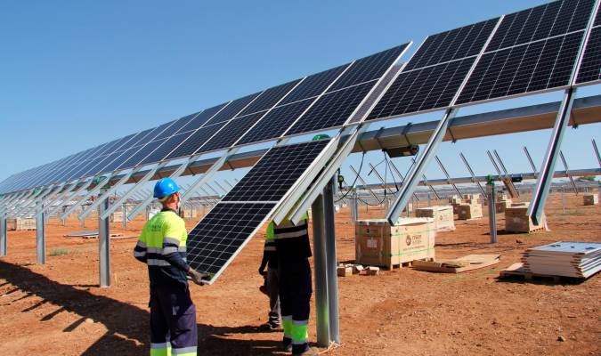 Imagen de la construcción de la planta fotovoltaica de Endesa en Carmona (Sevilla).