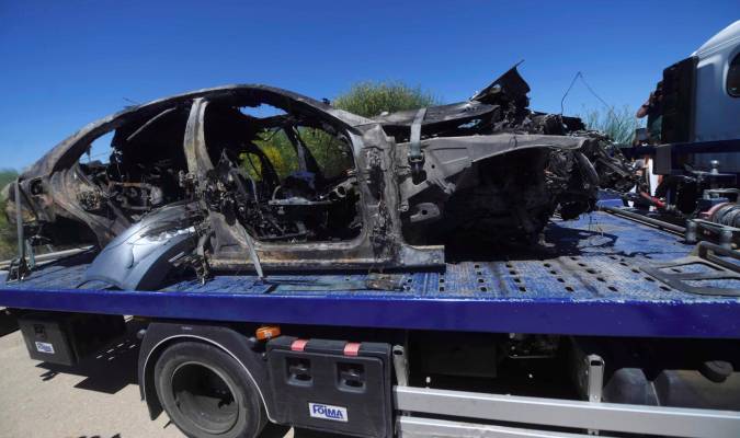 Imagen que muestra el vehículo en el que viajaba el futbolista Antonio Reyes tras el accidente mortal que ha sufrido este sábado en el kilómetro 17 de la A376, en la provincia de Sevilla. EFE/ Rafa Alcaide