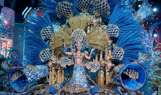 La joven Adriana Peña se ha proclamado esta noche Reina del Carnaval de Santa Cruz de Tenerife 2023, con la fantasía Lisboa del diseñador Santi Castro. EFE/Ramón de la Rocha