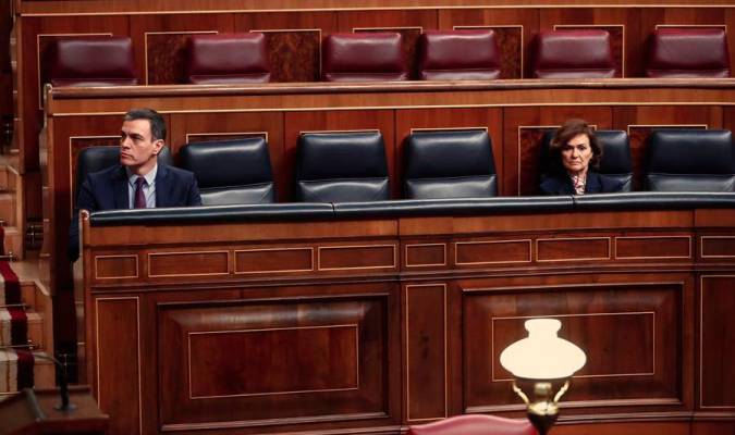 El presidente del Gobierno, Pedro Sánchez, en su escaño del hemiciclo del Congreso. / Efe