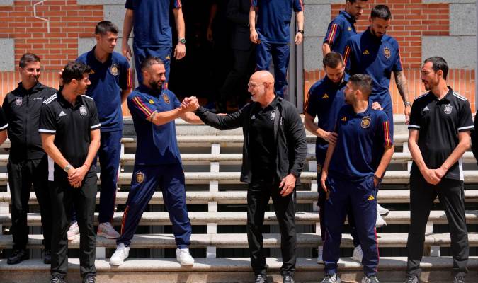 El entrenador de la selección, Luis de la Fuente, saluda al defensa Dani Carvajal, antes de ser recibidos por el Rey con motivo de su victoria en la UEFA Nations League 2022/2023, este lunes en el Palacio de La Zarzuela. EFE/Borja Sánchez-Trillo