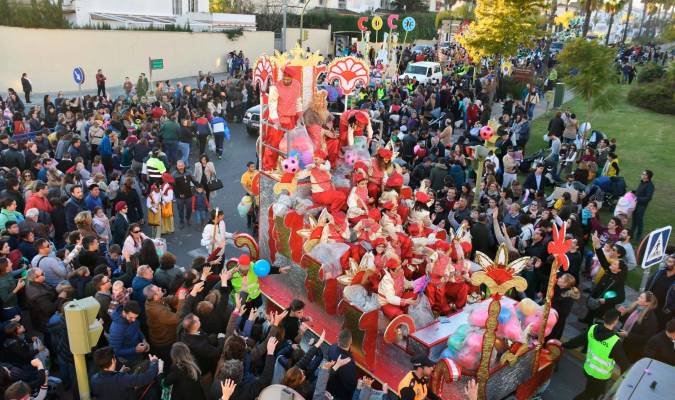 Tomares recibe a los Reyes Magos y a su cortejo formado por diez carrozas y más de 600 personas