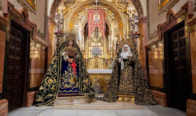 Foto historia de las cofradías de Sevilla. La Soledad de San Lorenzo junto a la Virgen de la Palma