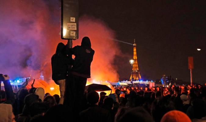 Una de las protestas registradas en París este viernes contra la reforma de las pensiones. EFE/EPA/TERESA SUAREZ