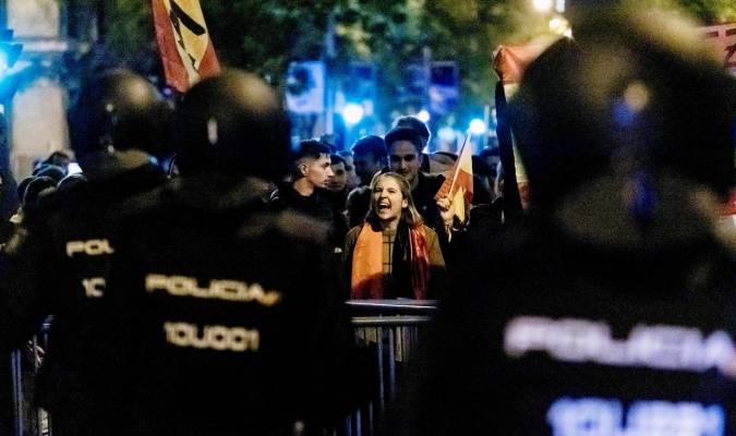 Una manifestante se enfrenta a la Policía durante una manifestación contra la amnistía frente a la sede del PSOE en Ferraz. / E.P.