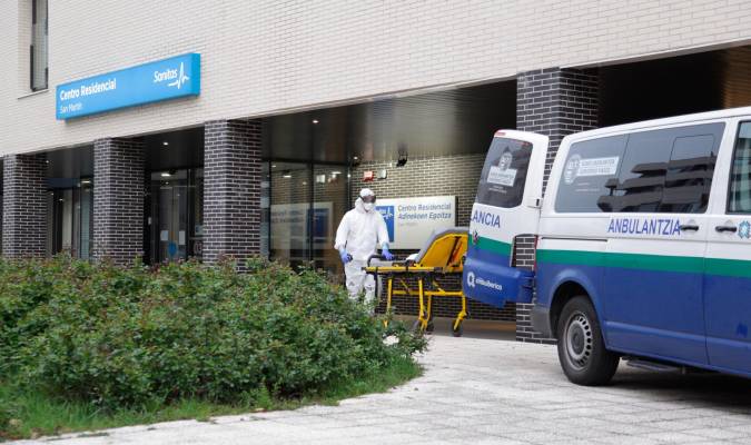 Un sanitario protegido en la entrada a la residencia donde han fallecido 8 personas por coronavirus y otros 45 ancianos contagiados permanecen en aislamiento, en Vitoria/Euskadi. / Europa Press