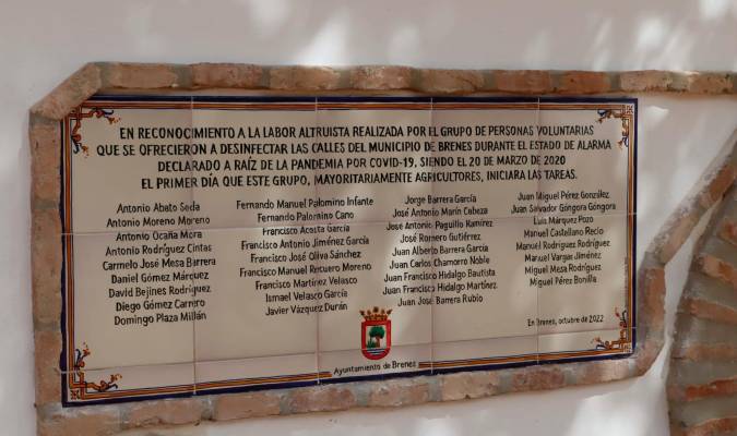 Placa cerámica con los nombres de los homenajeados (Foto: Ayuntamiento de Brenes)