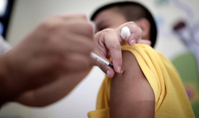 Niños reciben una vacuna contra la COVID-19, en una foto de archivo. EFE/Jeffrey Arguedas