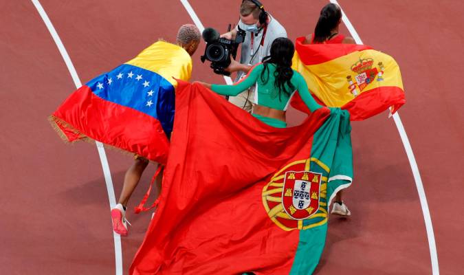 La venezolana Yulimar Rojas (i-oro), la portuguesa Patrícia Mamona (c-plata) y la española Ana Peleteiro (d-bronce) celebran tras la final femenina de triple salto durante los Juegos Olímpicos 2020. EFE/ Alberto Estévez
