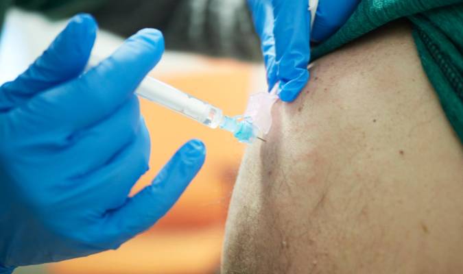 Cuarta dosis de vacuna reduce la mortalidad en un 80%