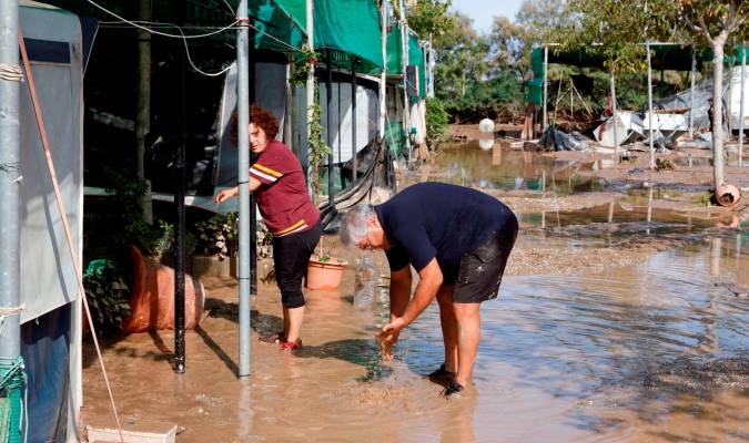 Varias personas intentan coger sus cosas tras inundarse el Camping de Cabo de Gata Níjar de Almería por las intensas lluvias. EFE/Ricardo García